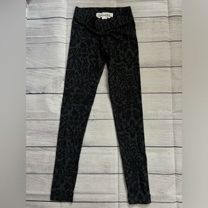 Aeropostale Women’s Leggings Black and Gray. 🖤🩶Gently used still great shape.